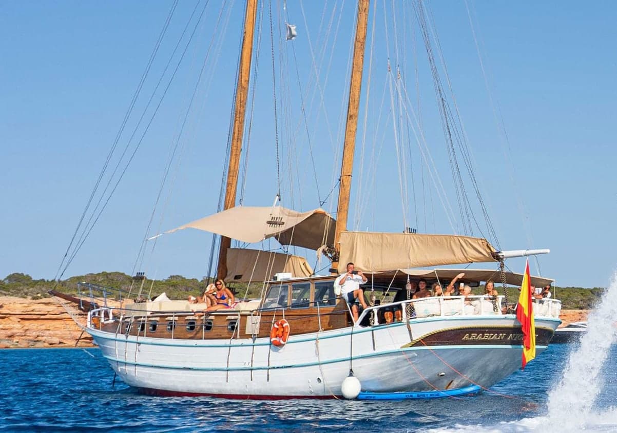 Schooner "ARABIAN NIGHTS" alquiler velero Ibiza